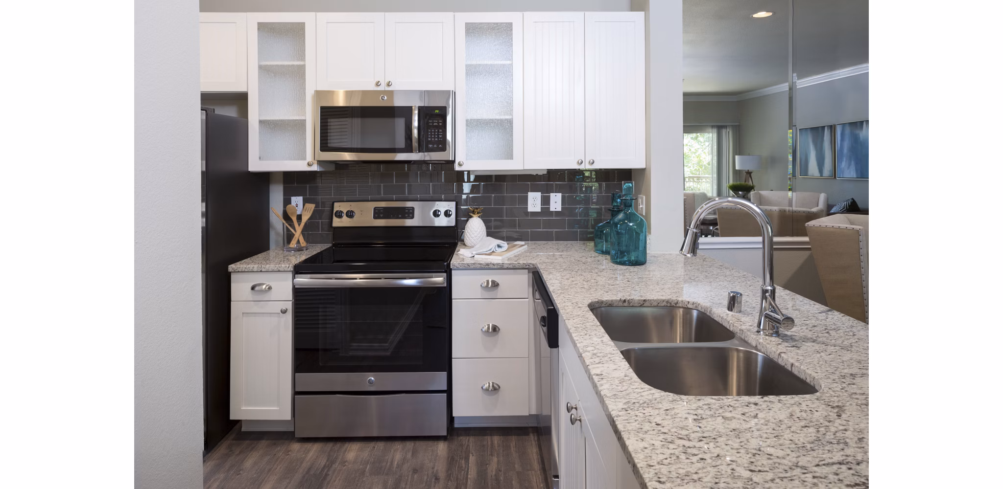 kitchen with modern appliances at Grapevine TwentyFour 99 Apartments