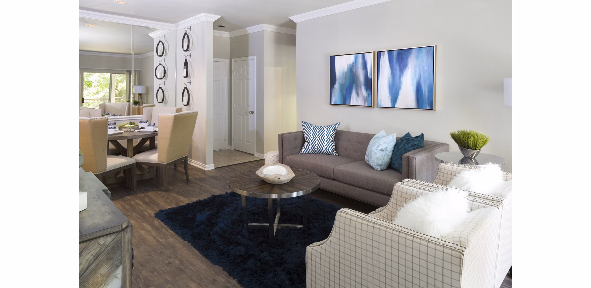 Spacious living room with modern decor in Grapevine TwentyFour 99 Apartments