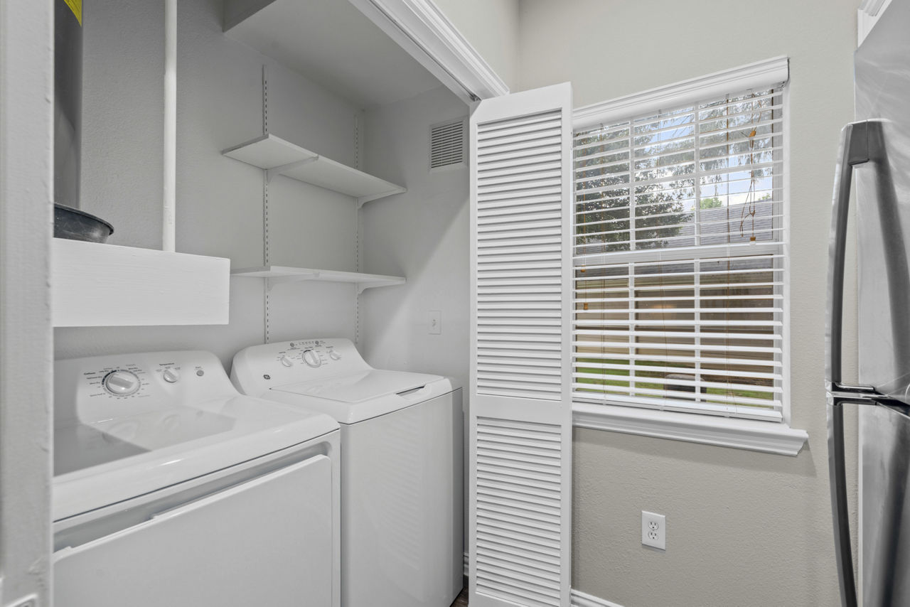 Laundry room at Grapevine Twentyfour 99