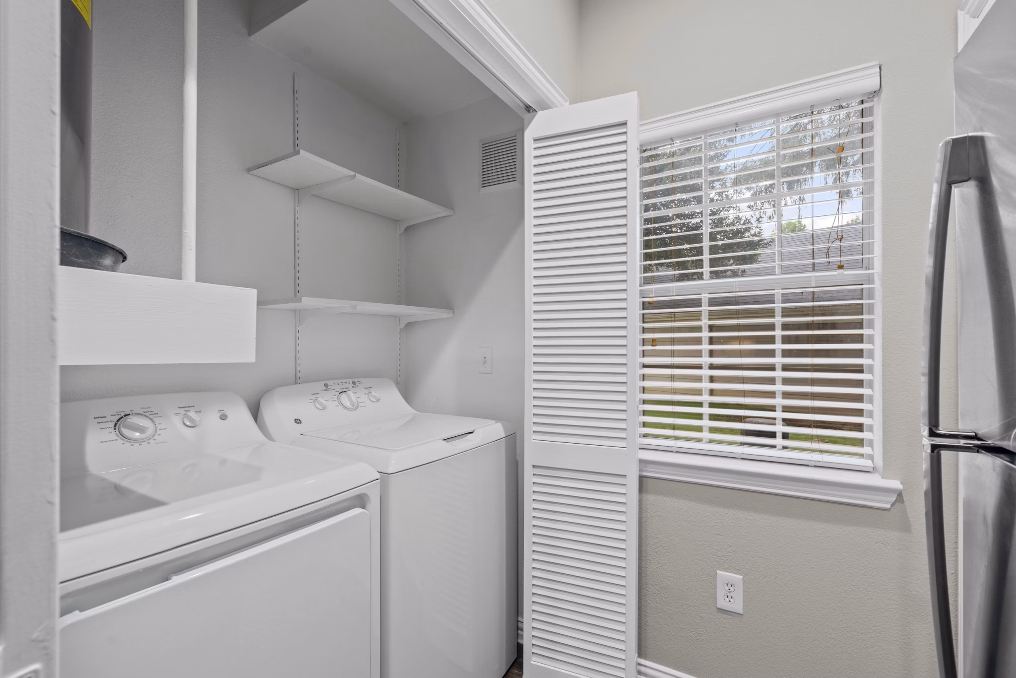 laundry room at Grapevine TwentyFour 99b Apartments