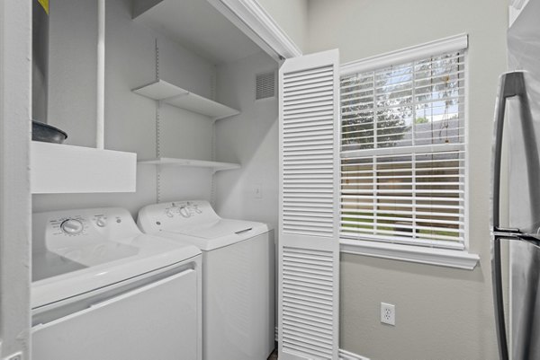 laundry room at Grapevine TwentyFour 99b Apartments