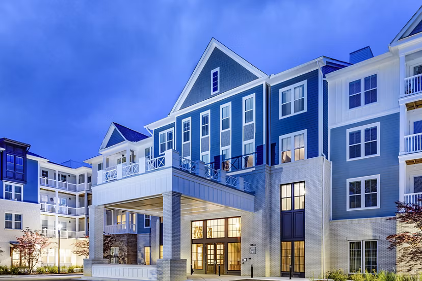 Everleigh Short Pump: Elegant of luxury apartments in Richmond, showcasing contemporary design and landscaped surroundings