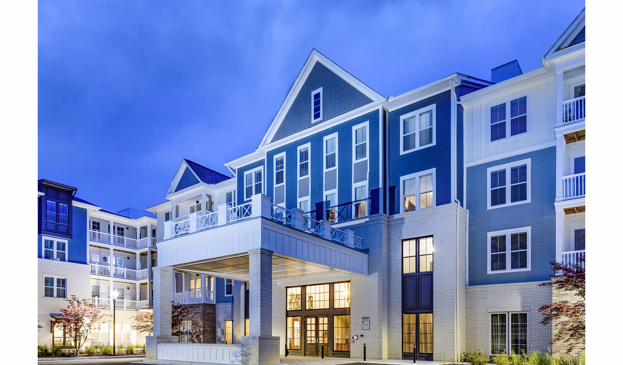 Everleigh Short Pump: Elegant of luxury apartments in Richmond, showcasing contemporary design and landscaped surroundings