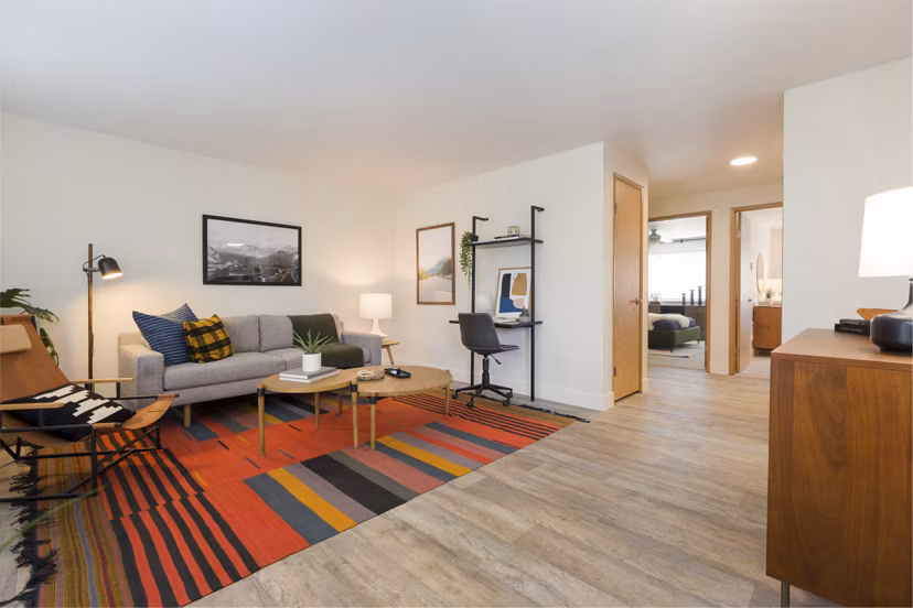 Spacious living room with modern furnishings at Cedar House Apartments