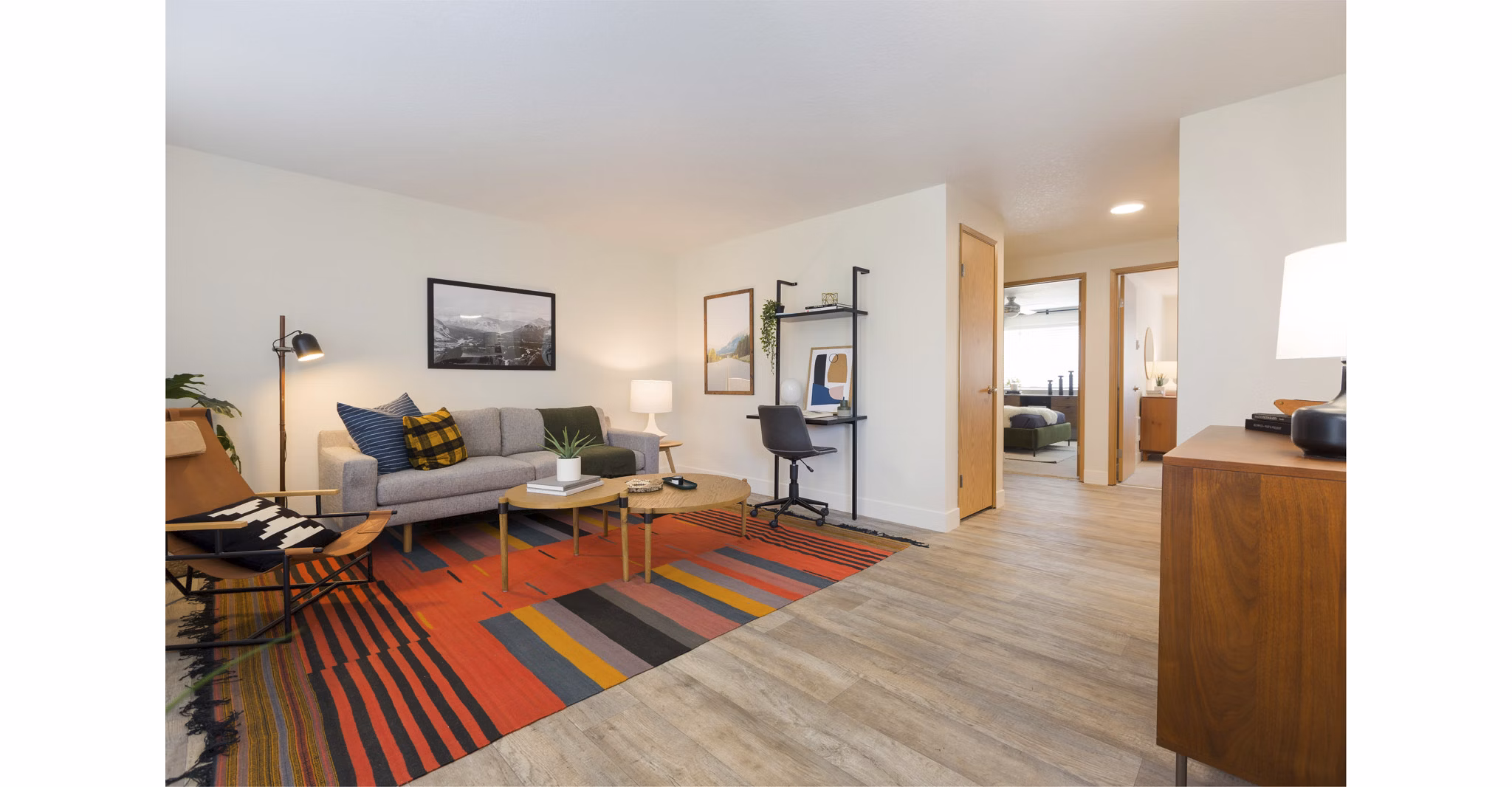 Spacious living room with modern furnishings at Cedar House Apartments