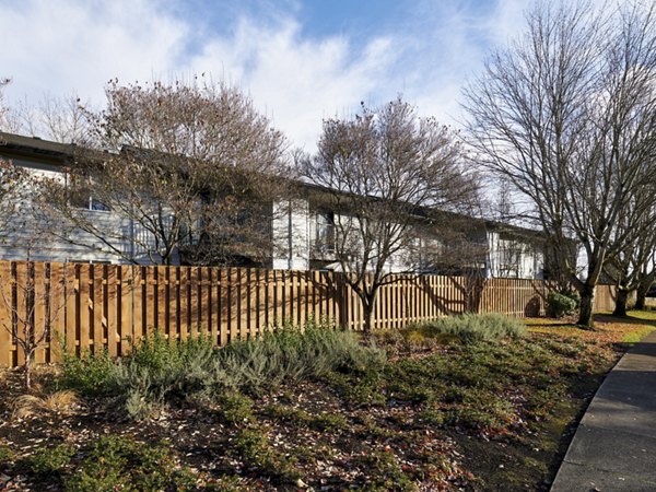 courtyard at Cedar House Apartments