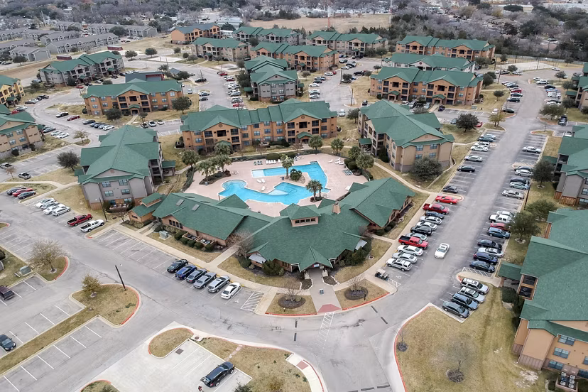 Reveille Ranch Apartments: Scenic courtyard view in luxury student housing community