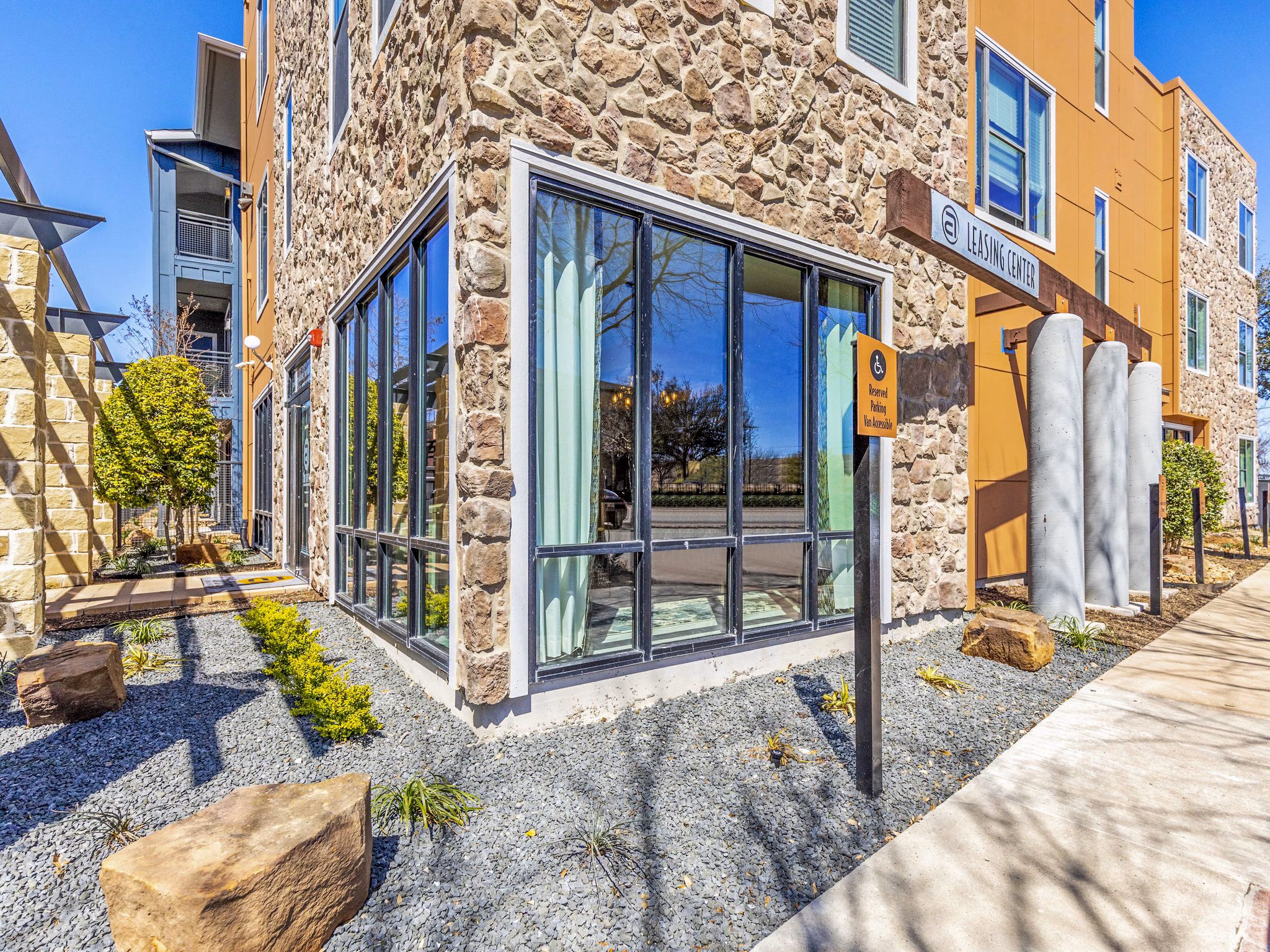 The Avery on Southwestern: Luxury apartment building in a vibrant Dallas neighborhood