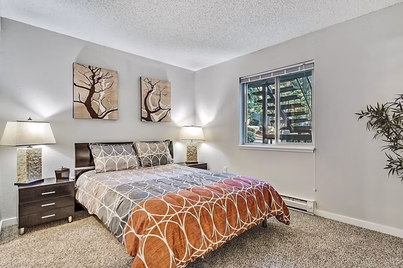 Cozy bedroom with modern furnishings at Kendall Ridge Apartments