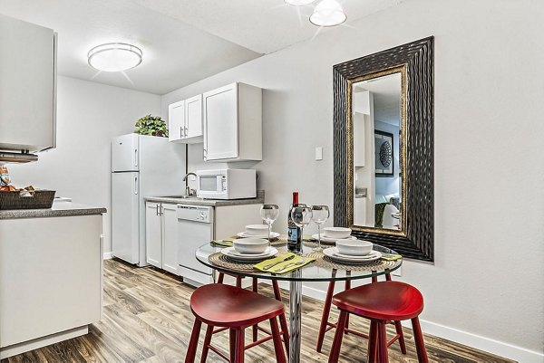 dining area at Kendall Ridge Apartments