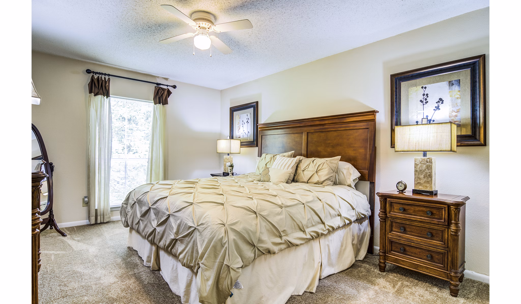Cozy bedroom with modern decor at Avana Cumberland Apartments