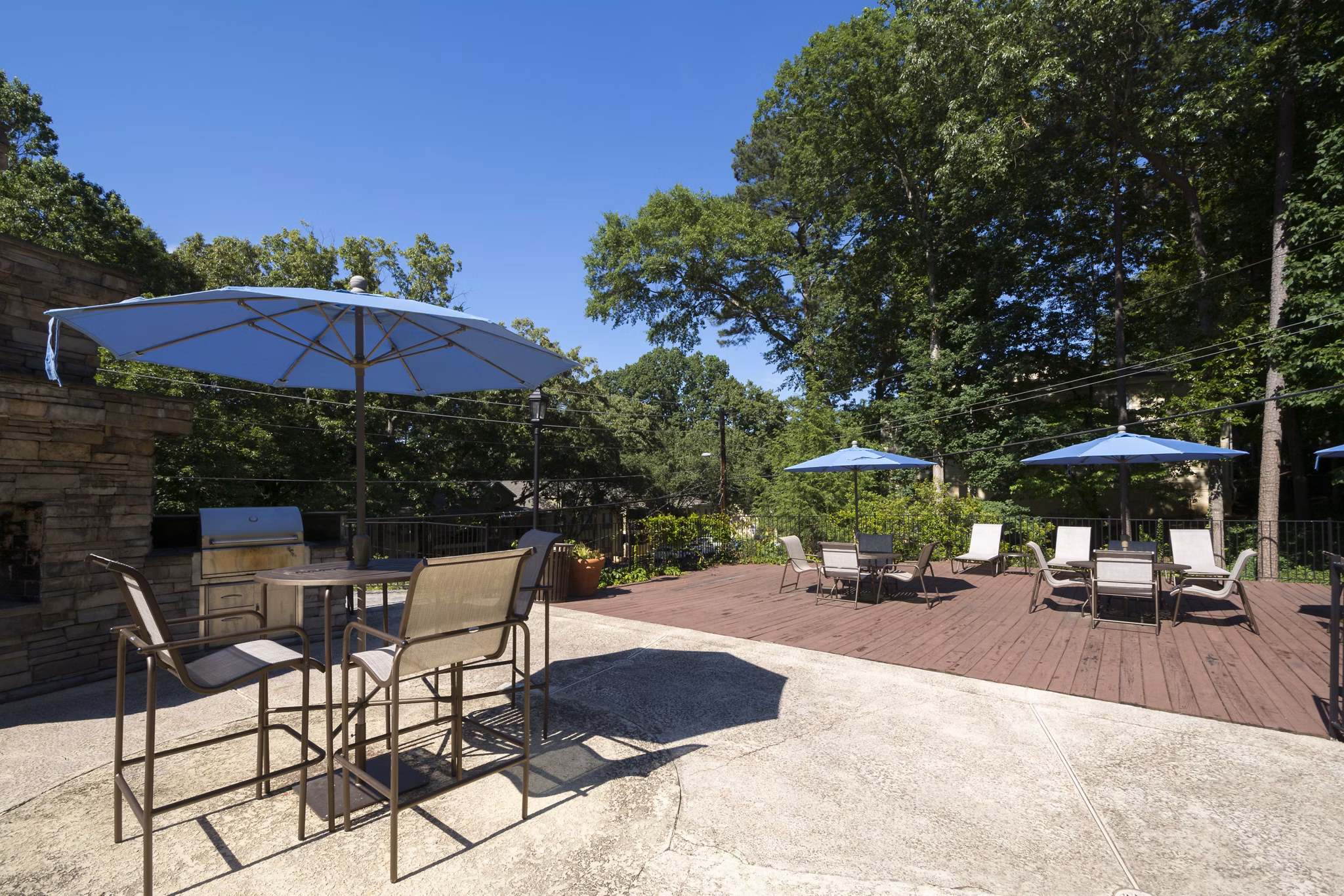 Outdoor grill area with modern seating at Avana Cumberland Apartments, offering a perfect spot for entertaining and relaxation