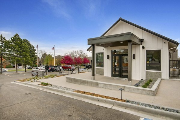 Tuscan Heights Apartments: Elegant view of luxury apartments in a scenic Tucson setting