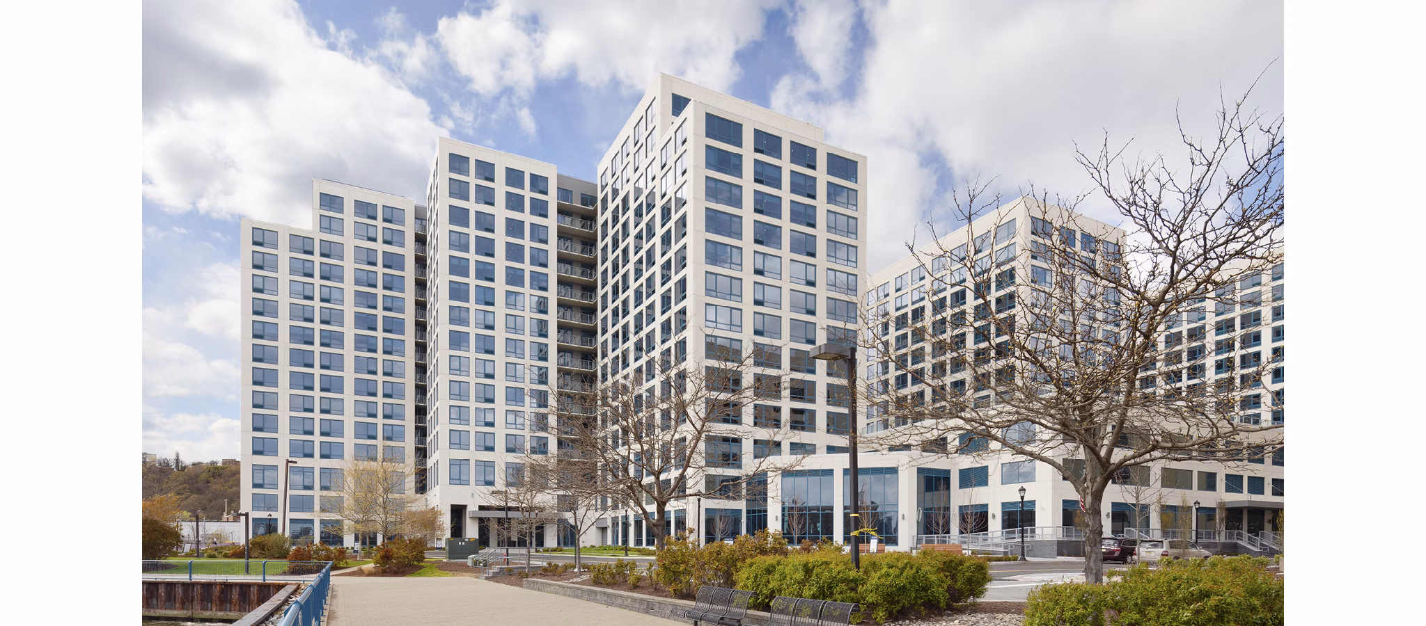 Hamilton Cove Apartments: Modern luxury apartment in a lush setting