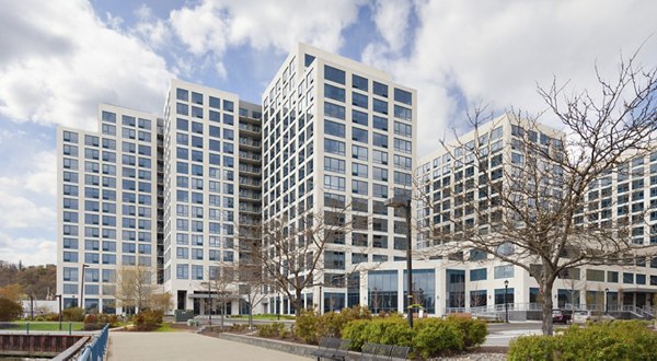Hamilton Cove Apartments: Modern luxury apartment in a lush setting