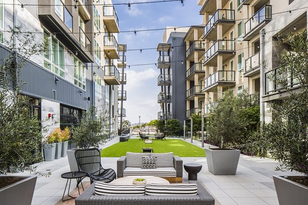 Outdoor sport court for basketball at The Griffith Apartments, ideal for active lifestyle and fitness enthusiasts