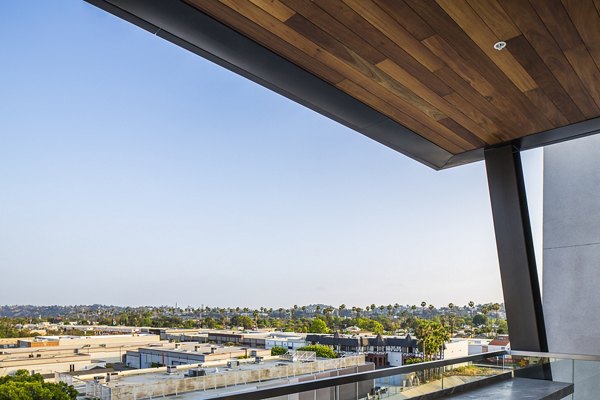 The Griffith Apartments: Relaxing patio balcony with seating and city views