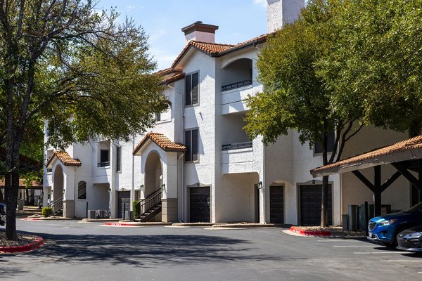 exterior Mesa Verde Apartments