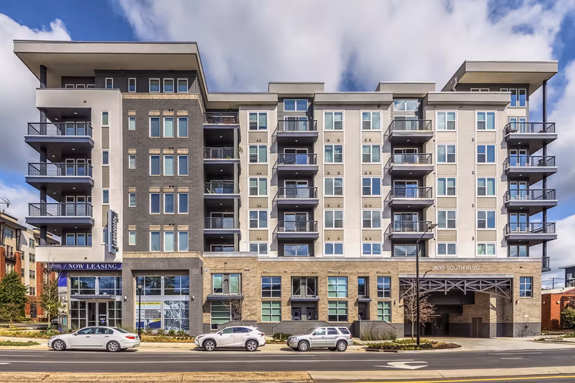Bainbridge South End: Modern luxury apartment with landscaped gardens in vibrant Seattle neighborhood