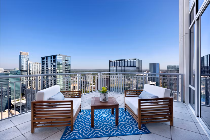 Ashton Austin Apartments: Contemporary clubhouse featuring luxurious seating and entertainment areas in downtown Austin