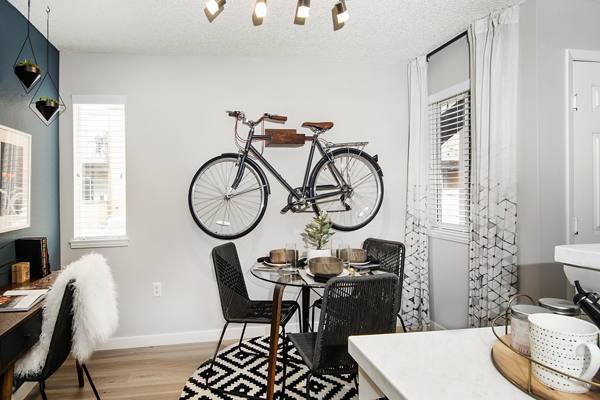 dining area at Park at Canyon Ridge Apartments
