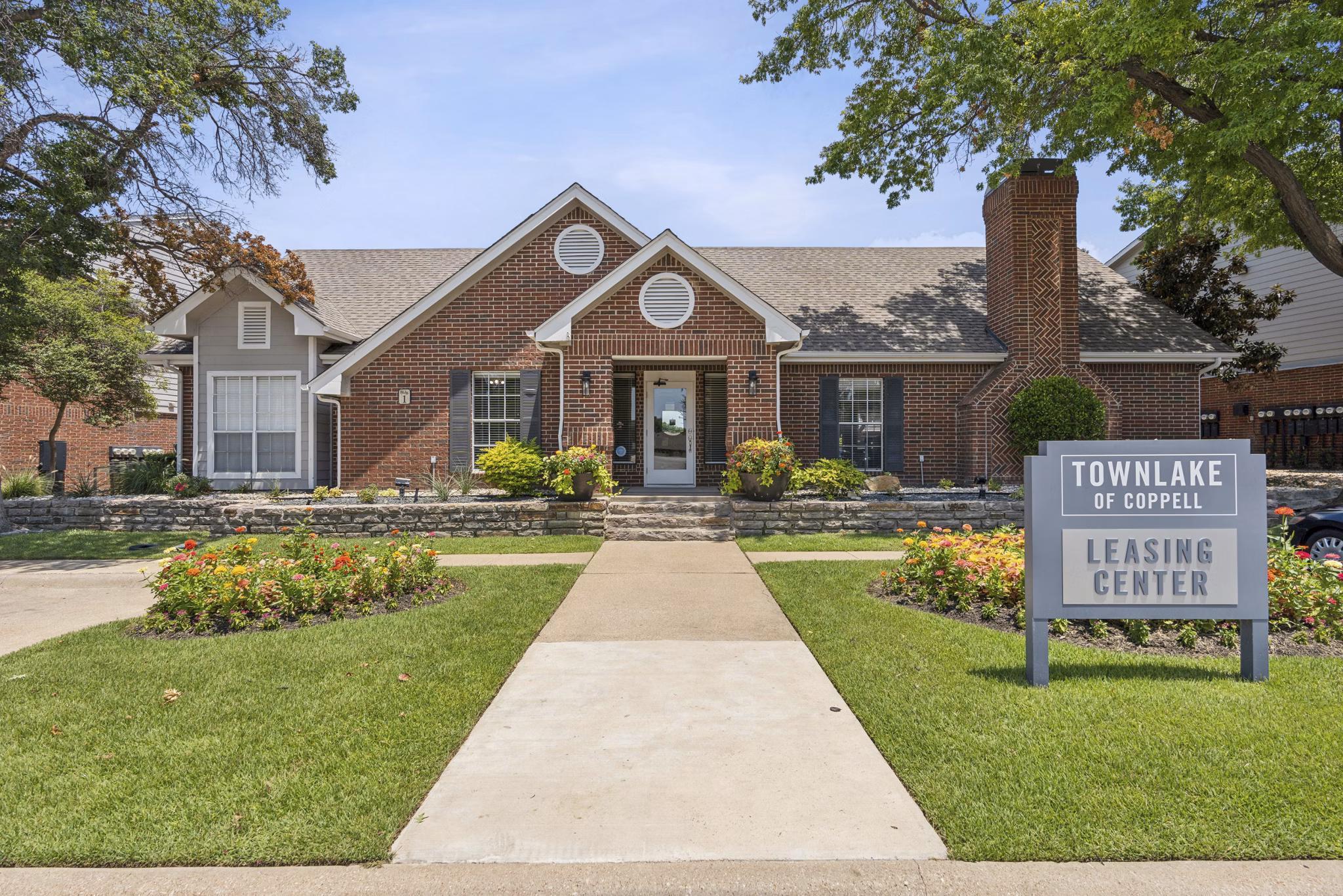 Townlake of Coppell Apartments: Elegant view of luxury apartments near the lake in Coppell