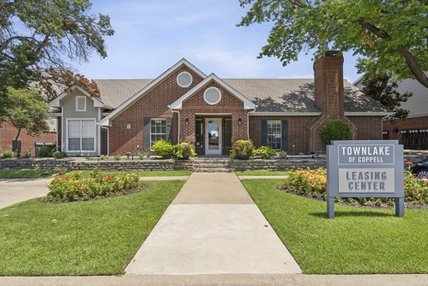 Townlake of Coppell Apartments: Elegant view of luxury apartments near the lake in Coppell