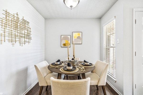 dining room at Townlake of Coppell Apartments