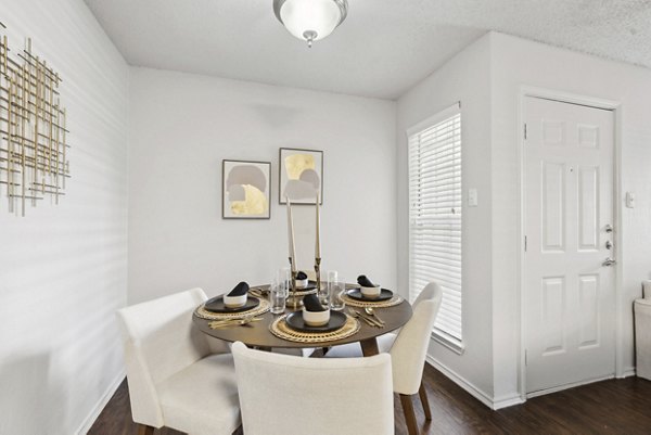 dining room at Townlake of Coppell Apartments