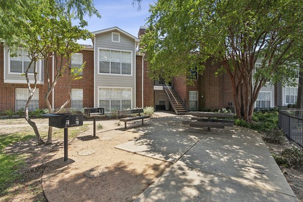 Outdoor grill area with modern seating at Townlake of Coppell Apartments, perfect for hosting gatherings and enjoying alfresco dining experiences