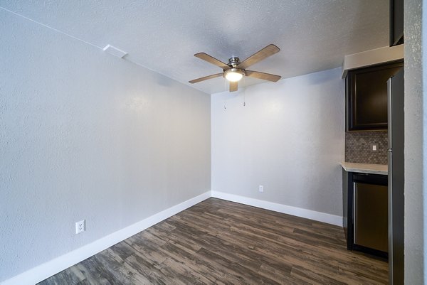 dining room at Cambridge Place Apartments