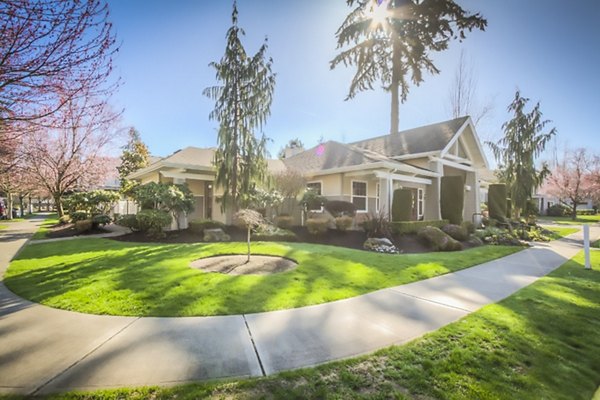 Bradley Park Apartments: Elegant garden-style luxury apartments in serene neighborhood setting