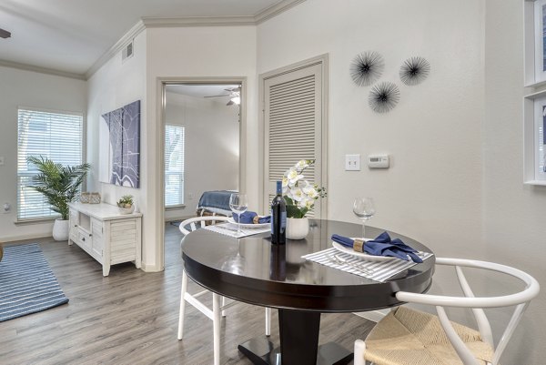 dining area at Breakers Apartments