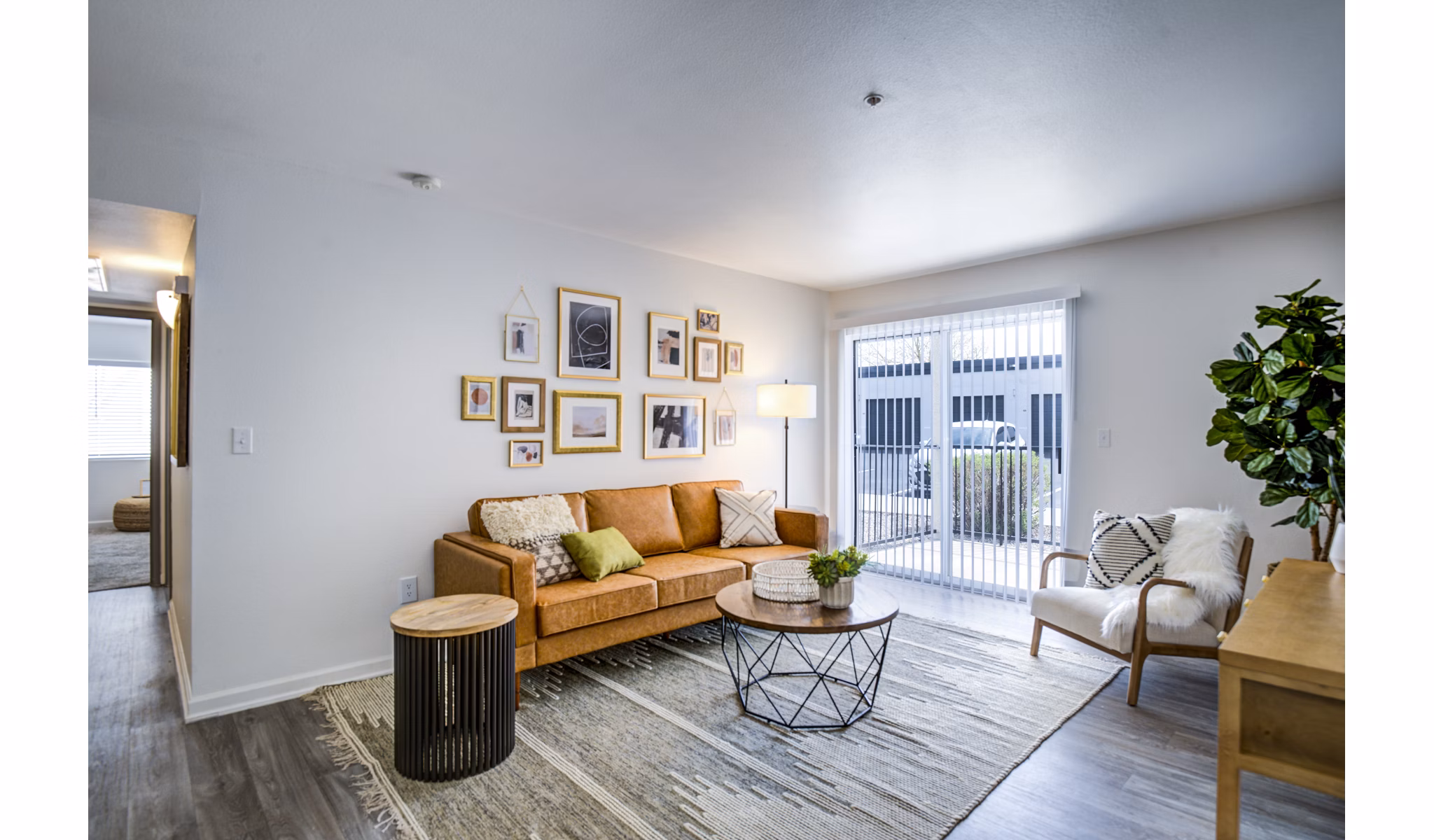 Spacious living room with modern dÃ©cor in Lumen Apartments