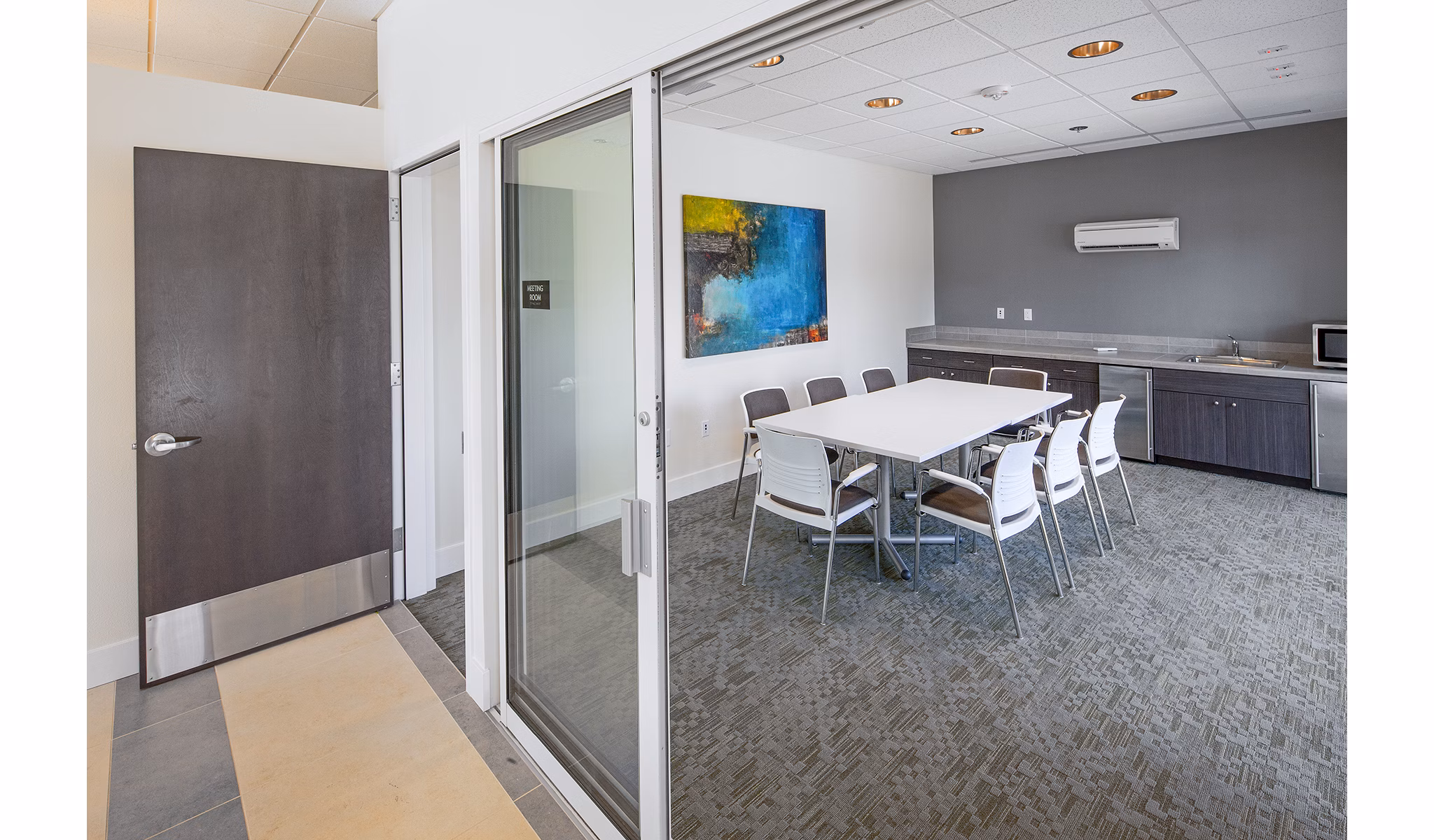 Riverwalk Apartments: Modern meeting facility with advanced technology and comfortable seating for business gatherings