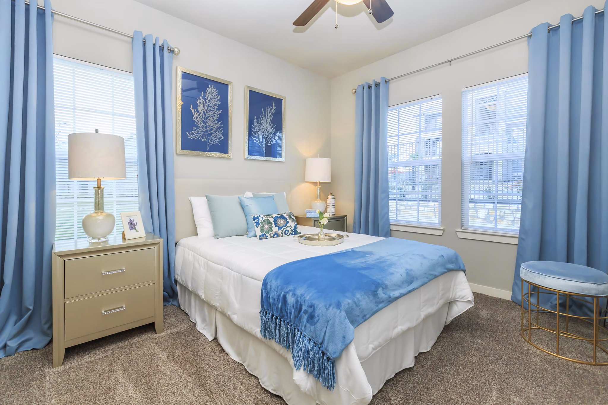 Cozy bedroom with modern decor in Vantage at Boerne Apartments, featuring serene ambiance and stylish furnishings for ultimate comfort