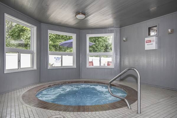 hot tub/jacuzzi at Alvista Lake Meridian Apartments