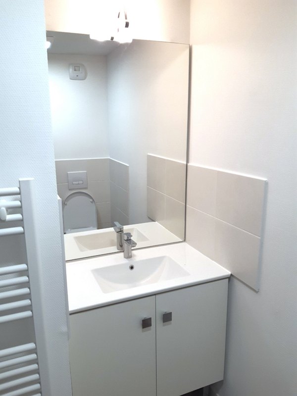 bathroom at Student Village Bagneux Apartments