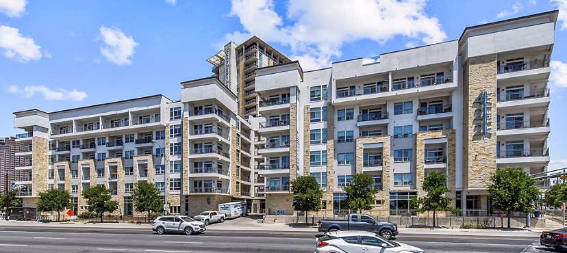 building/exterior at Summerwell 422 at the Lake Apartments