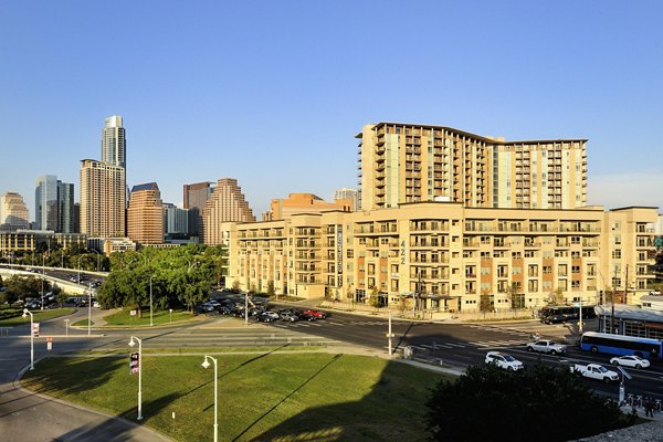 422 at the Lake Apartments: Luxury of high-rise apartments in downtown Lakefront area