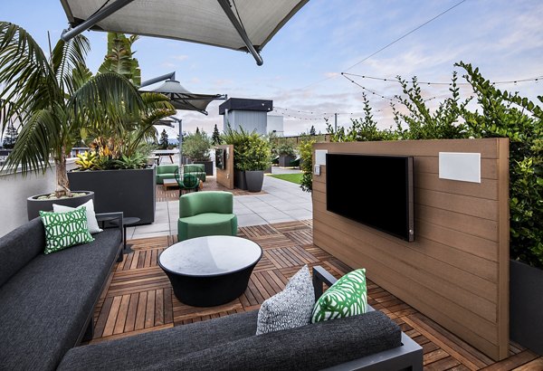 patio/balcony at Savoy Apartments