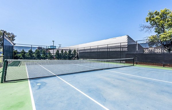The Chadwick Apartments: Outdoor tennis court for leisure and fitness activities