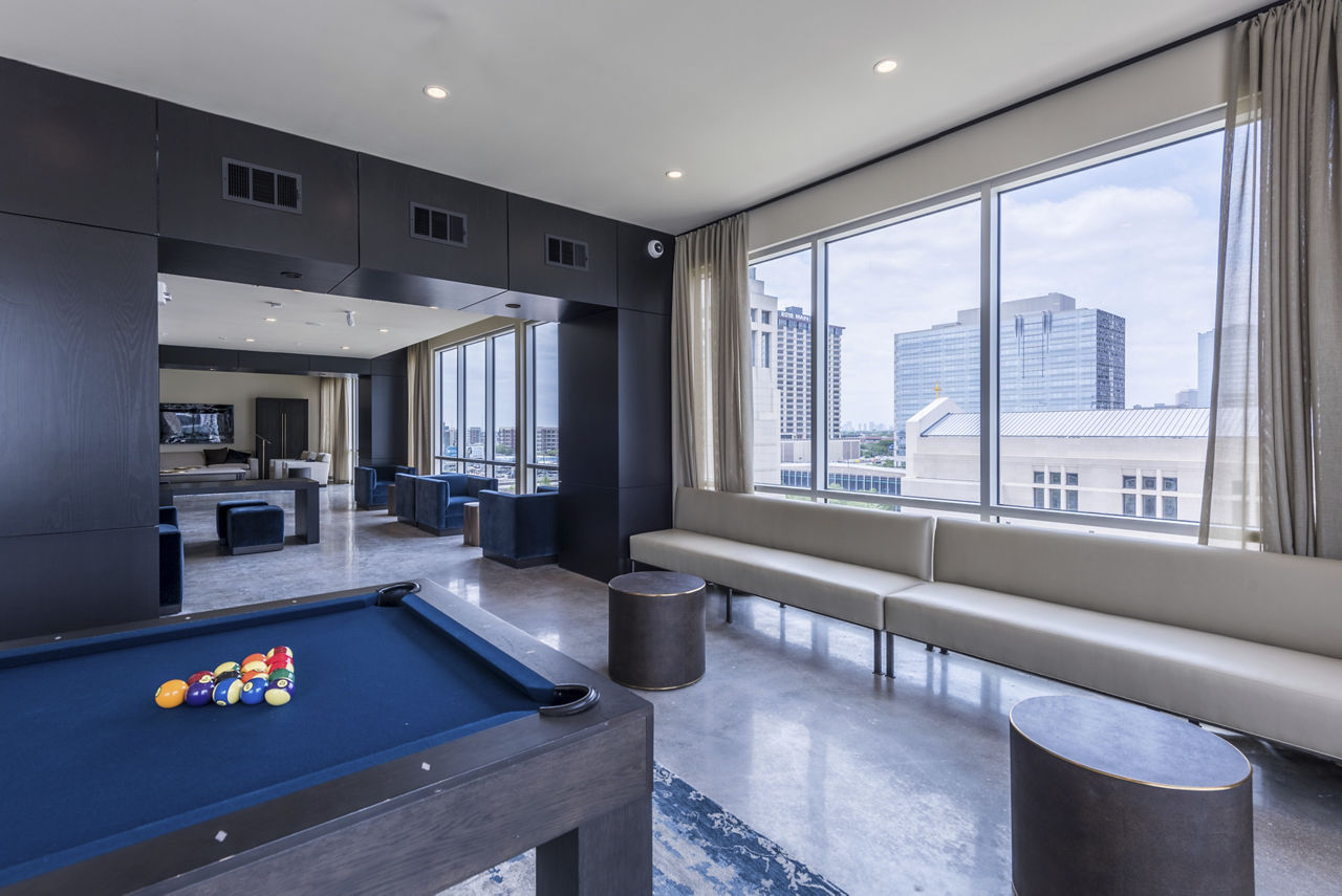 Game room at Eighteen25 Downtown