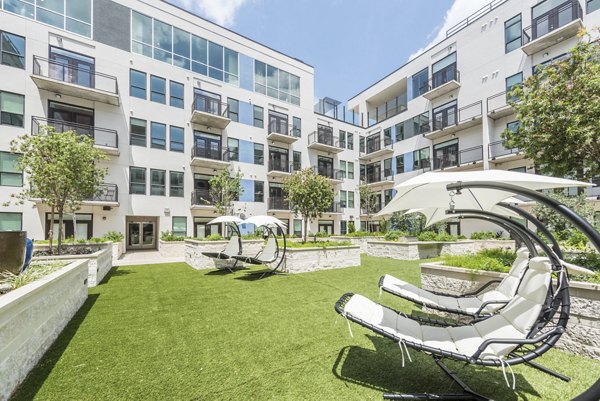 Courtyard with lush greenery and seating area at Eighteen25 Downtown Apartments, a luxury Greystar community in the heart of the city