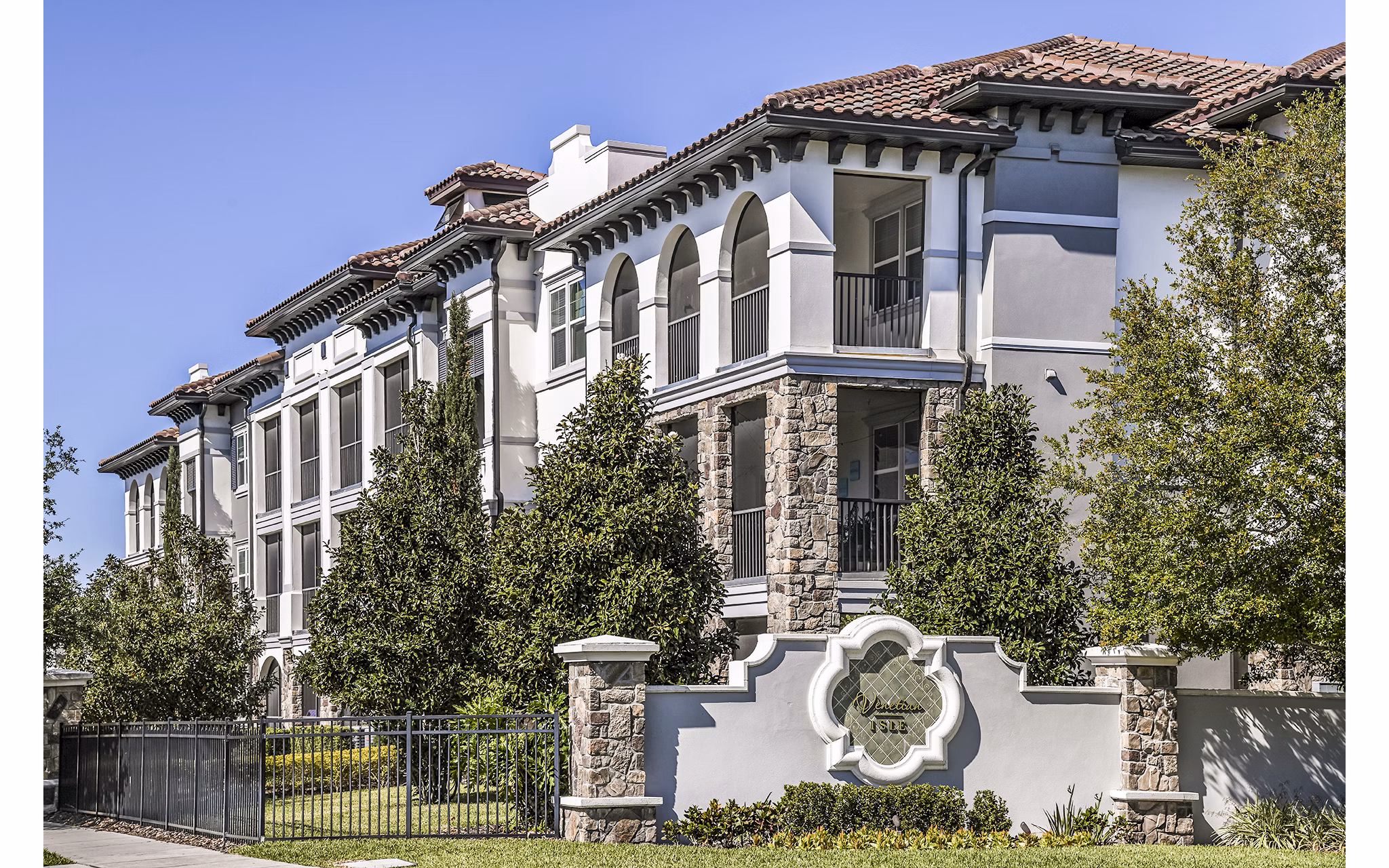Venetian Isle Apartments: Modern waterfront apartments with lush landscaping in vibrant Orlando neighborhood
