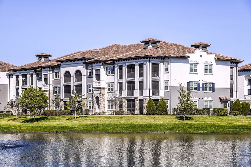Venetian Isle: Elegant building at luxury apartments in Evansville