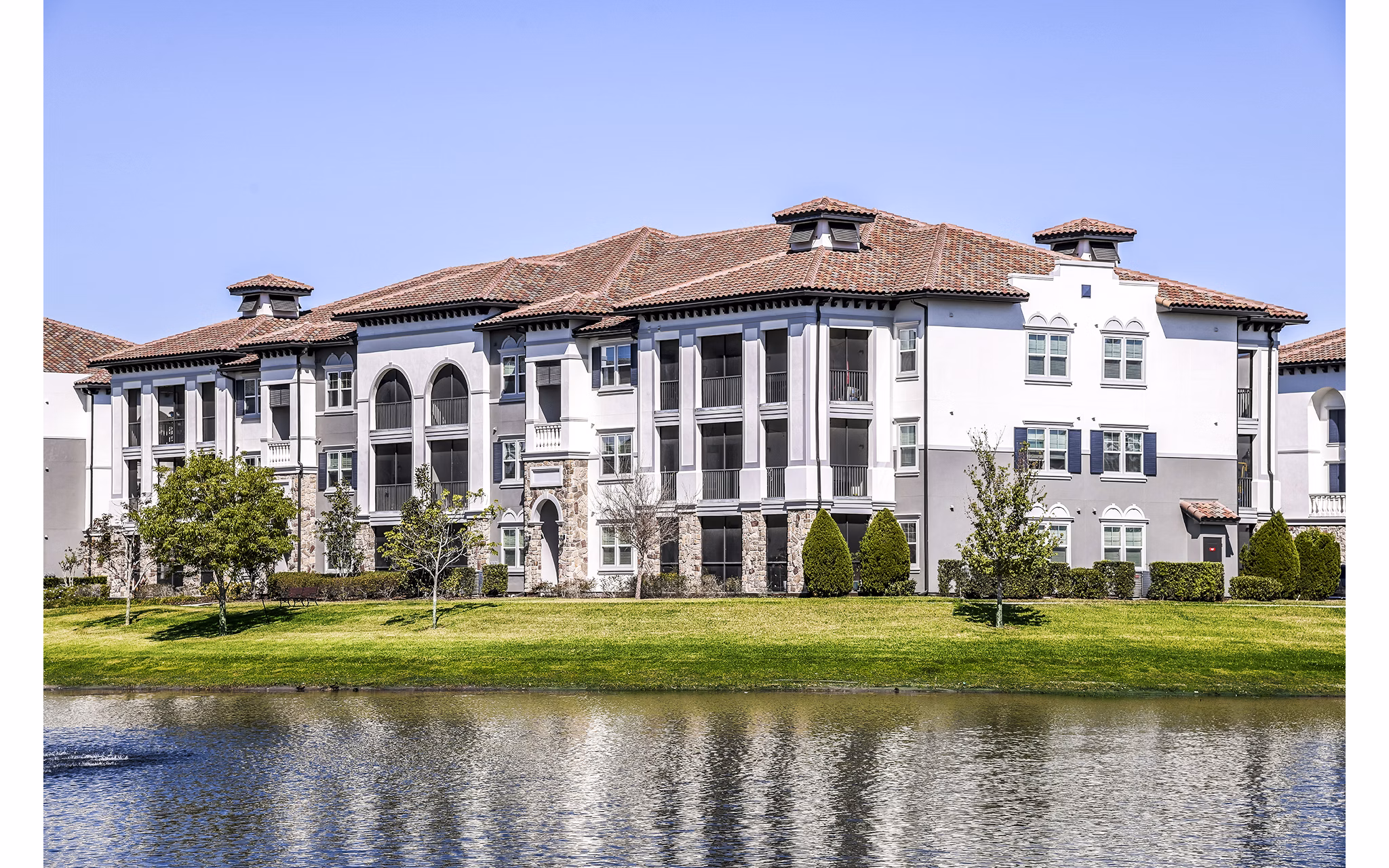 Venetian Isle: Elegant building at luxury apartments in Evansville