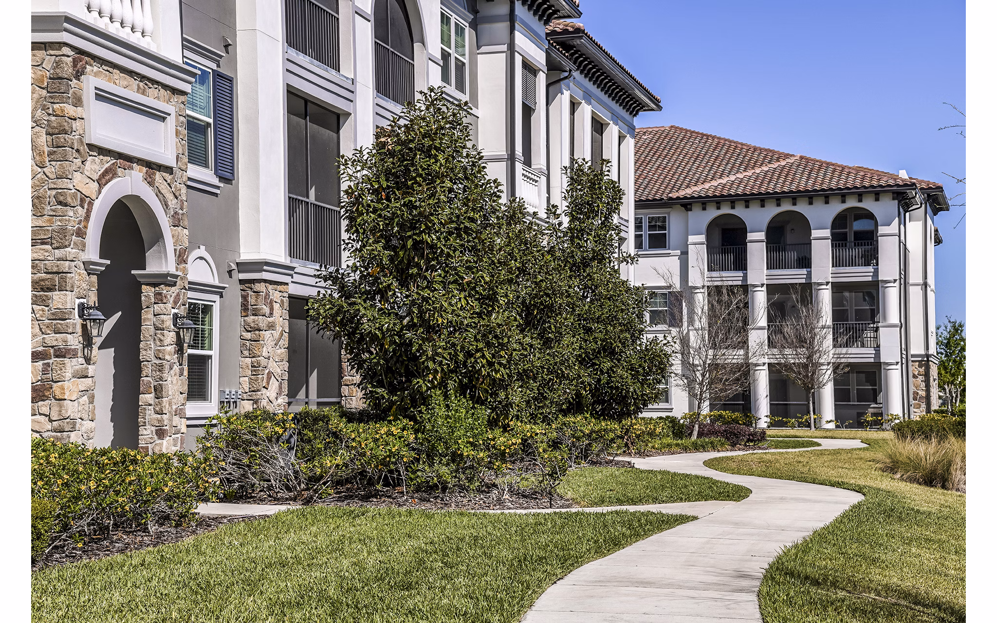 Venetian Isle Apartments: Elegant waterfront building in a luxurious setting