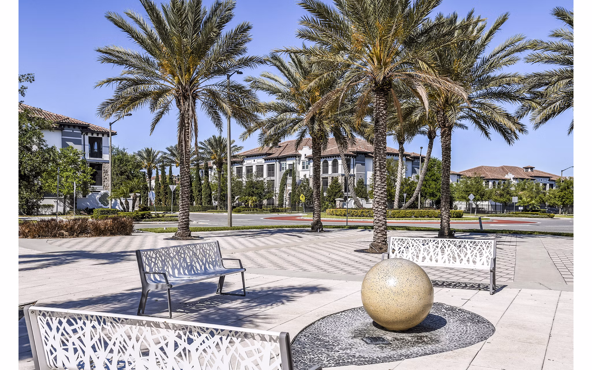 Tranquil courtyard with lush landscaping at Venetian Isle Apartments luxury living community