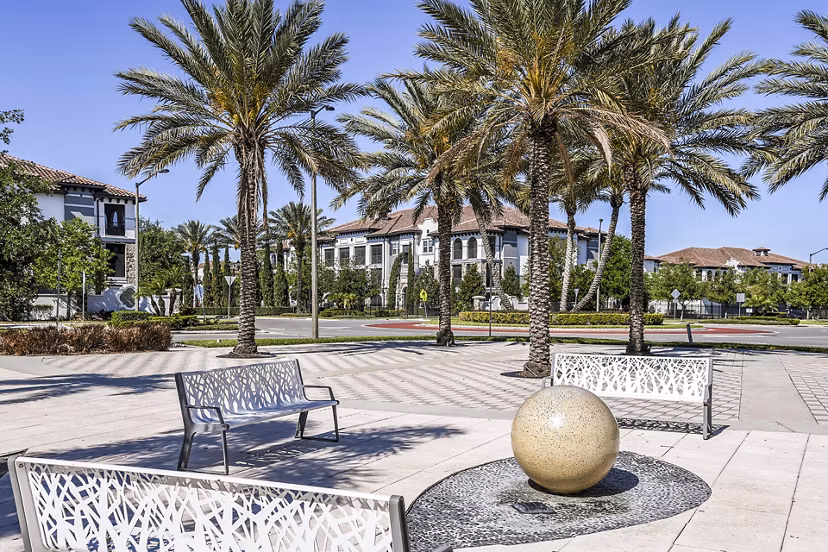Tranquil courtyard with lush landscaping at Venetian Isle Apartments luxury living community